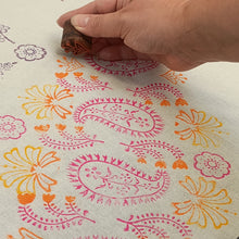 Load image into Gallery viewer, Tiny Indian flower wood block