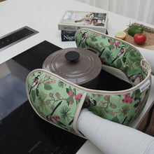 Load image into Gallery viewer, Hedgerow oven gloves and tea towel set
