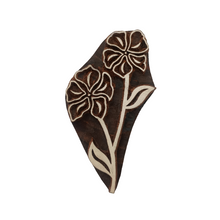 Load image into Gallery viewer, Periwinkle flower wood block
