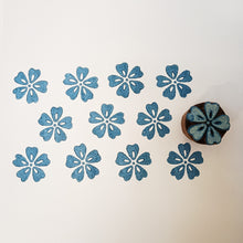 Load image into Gallery viewer, Small flower 3 wood block
