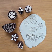 Load image into Gallery viewer, Small flower 3 wood block
