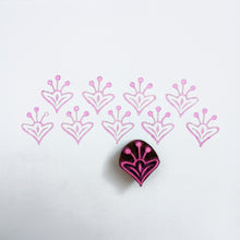 Load image into Gallery viewer, Small flower 2 wood block

