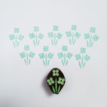 Load image into Gallery viewer, Small flower 4 wood block
