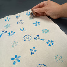 Load image into Gallery viewer, Tiny Indian flower wood block
